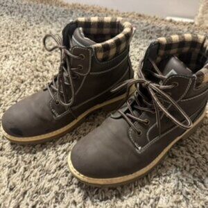 Brown lace-up winter boots with plaid lining size 8.5